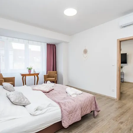 Διαμέρισμα Perla Hradce 102 *